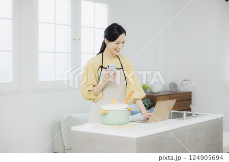 キッチンで料理をする女性 キッチンで料理をする女性 124905694