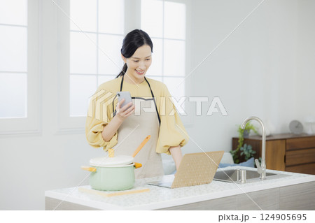 キッチンで料理をする女性 124905695
