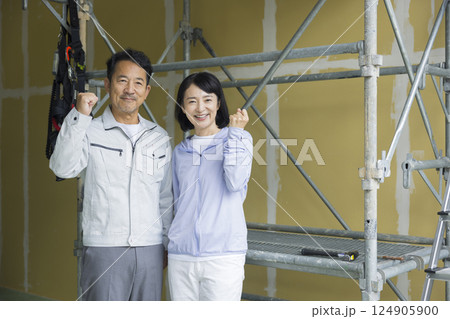 建築現場で働く夫婦 124905900