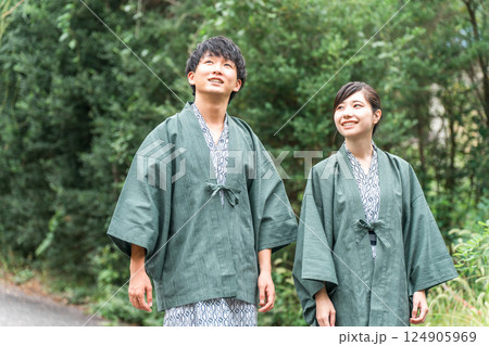 温泉旅行に来た浴衣姿のカップル・夫婦 温泉旅行に来た浴衣姿のカップル・夫婦 124905969