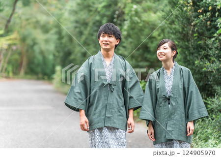 温泉旅行に来た浴衣姿のカップル・夫婦 温泉旅行に来た浴衣姿のカップル・夫婦 124905970