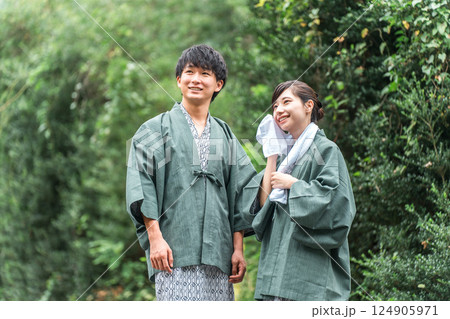 温泉旅行に来た浴衣姿のカップル・夫婦 温泉旅行に来た浴衣姿のカップル・夫婦 124905971