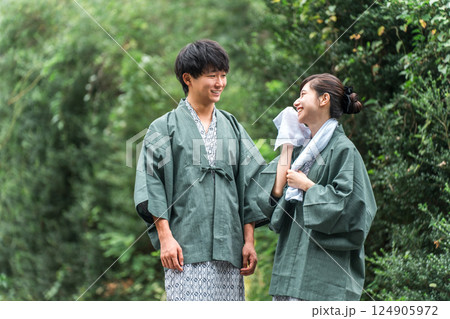 温泉旅行に来た浴衣姿のカップル・夫婦 124905972