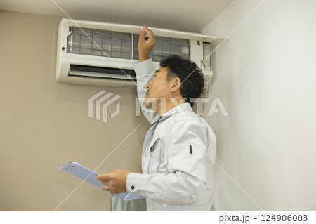 エアコンの点検をする作業員 124906003