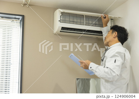 エアコンの点検をする作業員 124906004