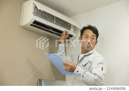 エアコンの点検をする作業員 124906006