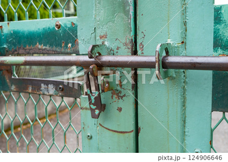 金網のドアに付けられたかんぬき 124906646