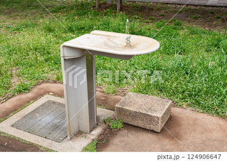 公園に設置された子どもも飲める水飲み場 公園に設置された子どもも飲める水飲み場 124906647