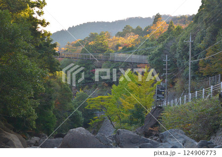 京都府福知山市の新童子橋の秋の風景 京都府福知山市の新童子橋の秋の風景 124906773