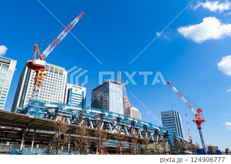 橋りょう架け替え工事中の東京の風景 京急品川駅 2025.03　a-1 124906777