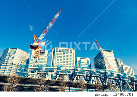 橋りょう架け替え工事中の東京の風景 京急品川駅 2025.03 c-3 暖色寒色強調 橋りょう架け替え工事中の東京の風景 京急品川駅 2025.03 c-3 暖色寒色強調 124906791