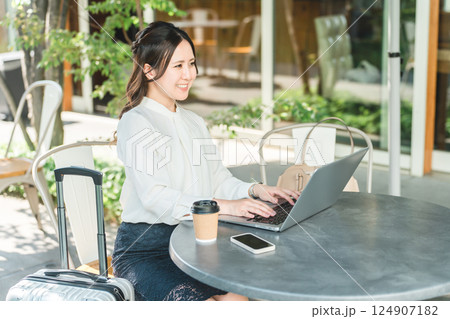 カフェでノマドワーク・テレワーク・リモートワークするビジネスウーマン カフェでノマドワーク・テレワーク・リモートワークするビジネスウーマン 124907182