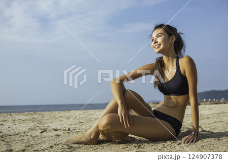 ビーチ　女性イメージ　 124907378