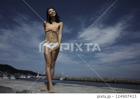 ビーチ　女性イメージ　 124907413
