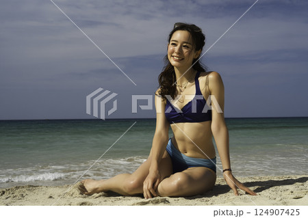 ビーチ　女性イメージ　 124907425