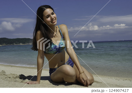 ビーチ　女性イメージ　 124907427