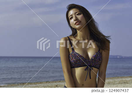 ビーチ　女性イメージ　 124907437
