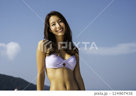 ビーチ　女性イメージ　 124907438