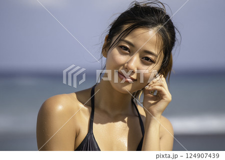 ビーチ　女性イメージ　 124907439