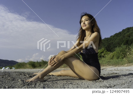 ビーチ　女性イメージ 124907495