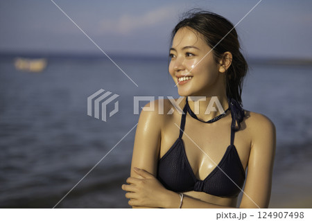 ビーチ　女性イメージ 124907498