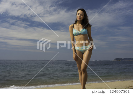 ビーチ　女性イメージ 124907501