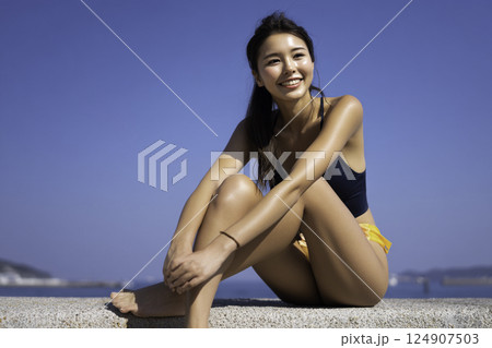 ビーチ　女性イメージ 124907503