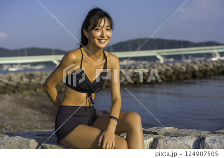 ビーチ　女性イメージ 124907505