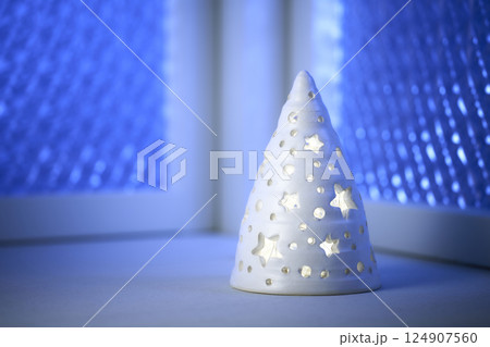 窓辺に飾られたクリスマスイメージ 124907560
