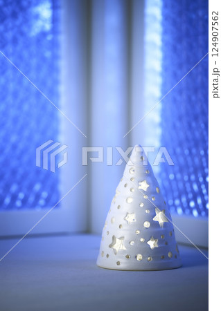 窓辺に飾られたクリスマスイメージ 124907562