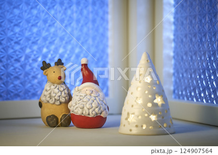 窓辺に飾られたクリスマスイメージ 124907564