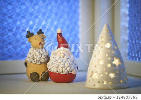窓辺に飾られたクリスマスイメージ 124907565