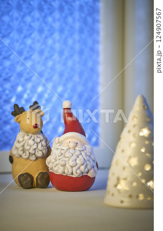 窓辺に飾られたクリスマスイメージ 124907567