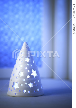 窓辺に飾られたクリスマスイメージ 窓辺に飾られたクリスマスイメージ 124907571