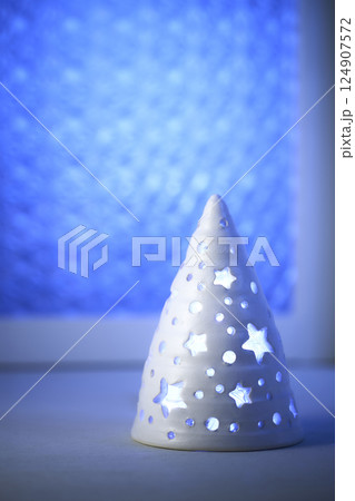 窓辺に飾られたクリスマスイメージ 窓辺に飾られたクリスマスイメージ 124907572