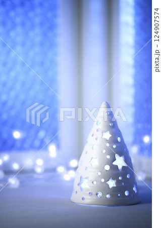 窓辺に飾られたクリスマスイメージ 124907574
