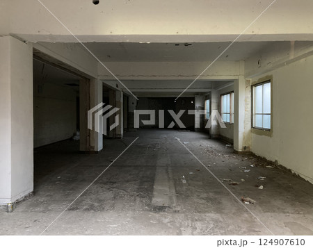 テナントが退店しスケルトンになり内装工事を待っている古い商業ビルの内部（いわゆる「スケルトン物件 124907610