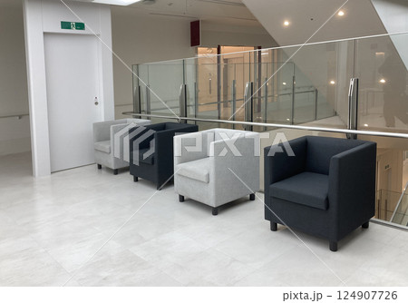 ひとり用ソファーが並んだ清潔感のあるロビー ひとり用ソファーが並んだ清潔感のあるロビー 124907726