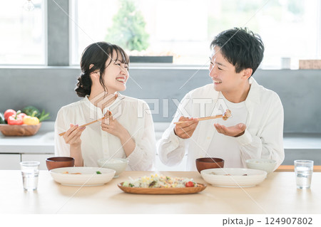 家で食事をする夫婦・カップル（自炊） 124907802