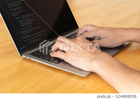 ノートパソコンで作業をする男性の手元 ノートパソコンで作業をする男性の手元 124908036