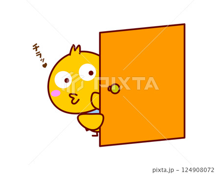 ドアの隙間から覗くひよこ 124908072