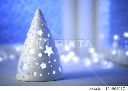 窓辺に飾られたクリスマスツリー　クリスマスイメージ 124908087