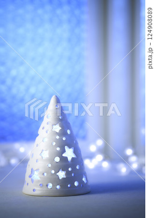 窓辺に飾られたクリスマスツリー　クリスマスイメージ 124908089