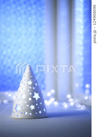 窓辺に飾られたクリスマスツリー　クリスマスイメージ 124908090