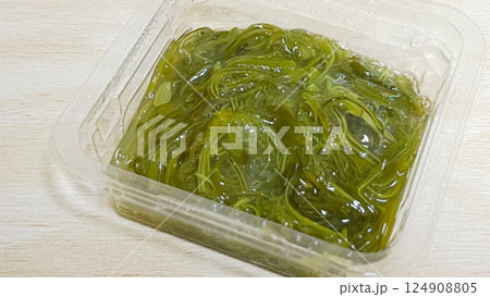 パックに入っためかぶ(接写) パックに入っためかぶ(接写) 124908805