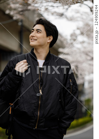 桜並木を歩く男性 桜並木を歩く男性 124909244