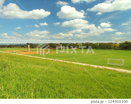 土手から見る野球場とサッカー場のある秋の江戸川河川敷い風景 124910100