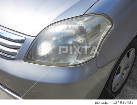 曇りが進行した自動車のヘッドライト 124910438