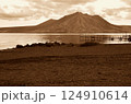 夕暮れの支笏湖から望む樽前山 124910614
