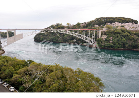 サクラと西海橋、井ノ浦瀬戸の渦潮 サクラと西海橋、井ノ浦瀬戸の渦潮 124910671